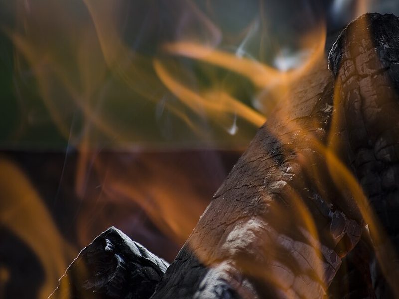 Feu de bûches dans un poêle à bois